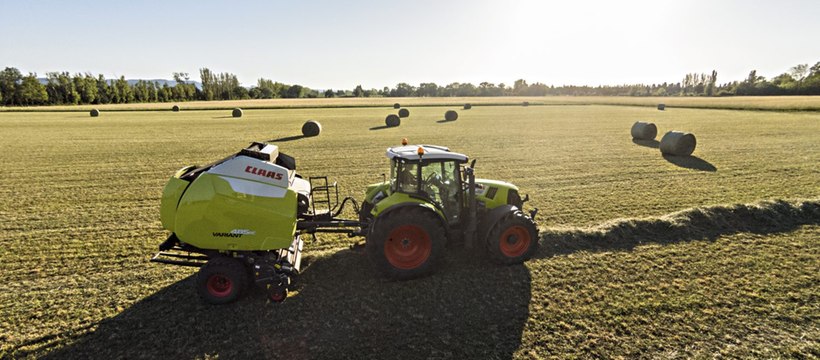 CLAAS Variant 480 at work