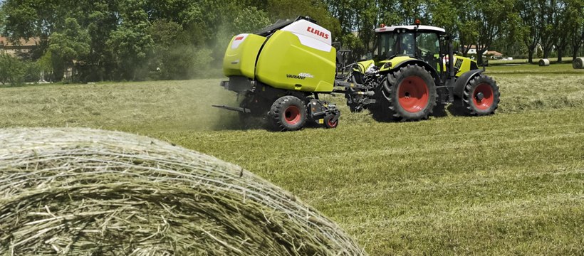 CLAAS Variant 480 at work